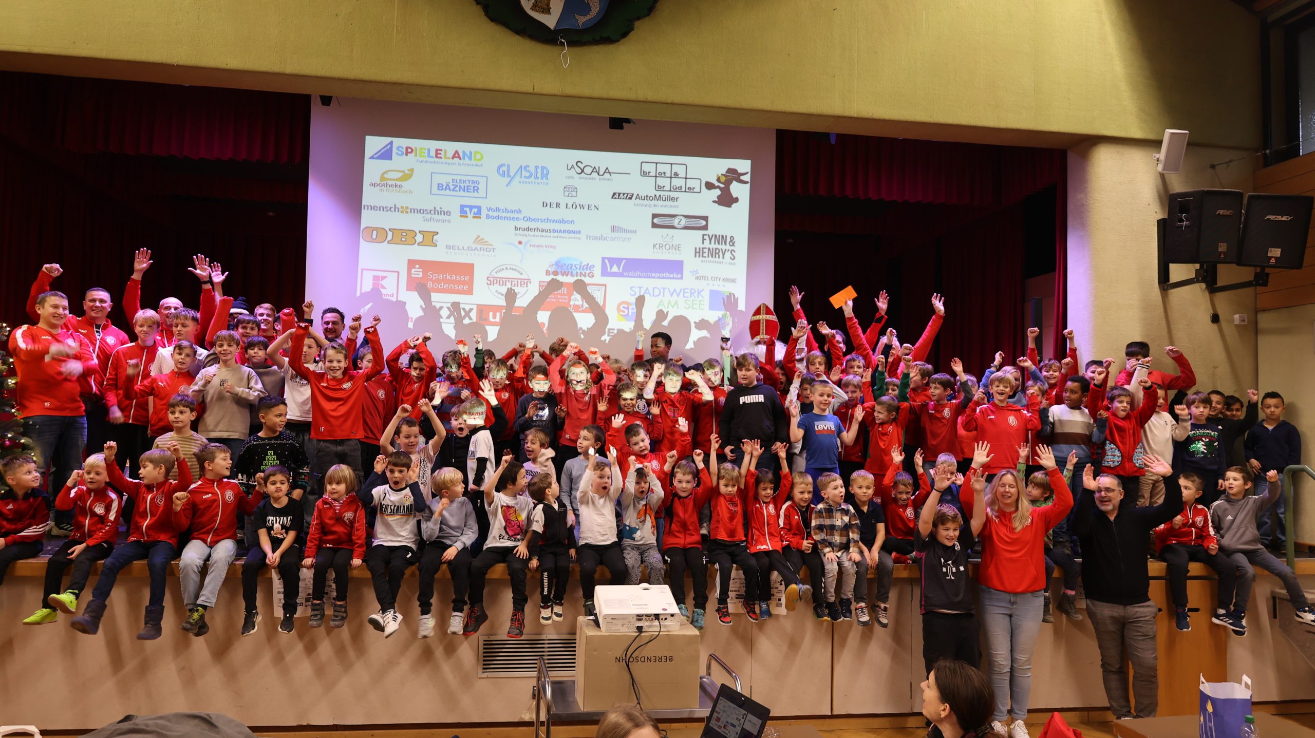 Jugend feiert ein besinnliches Weihnachtsfest